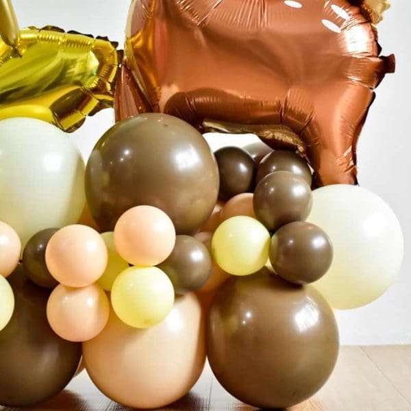 Woodland-Deer-Initials-Balloon-Centerpiece-close-up
